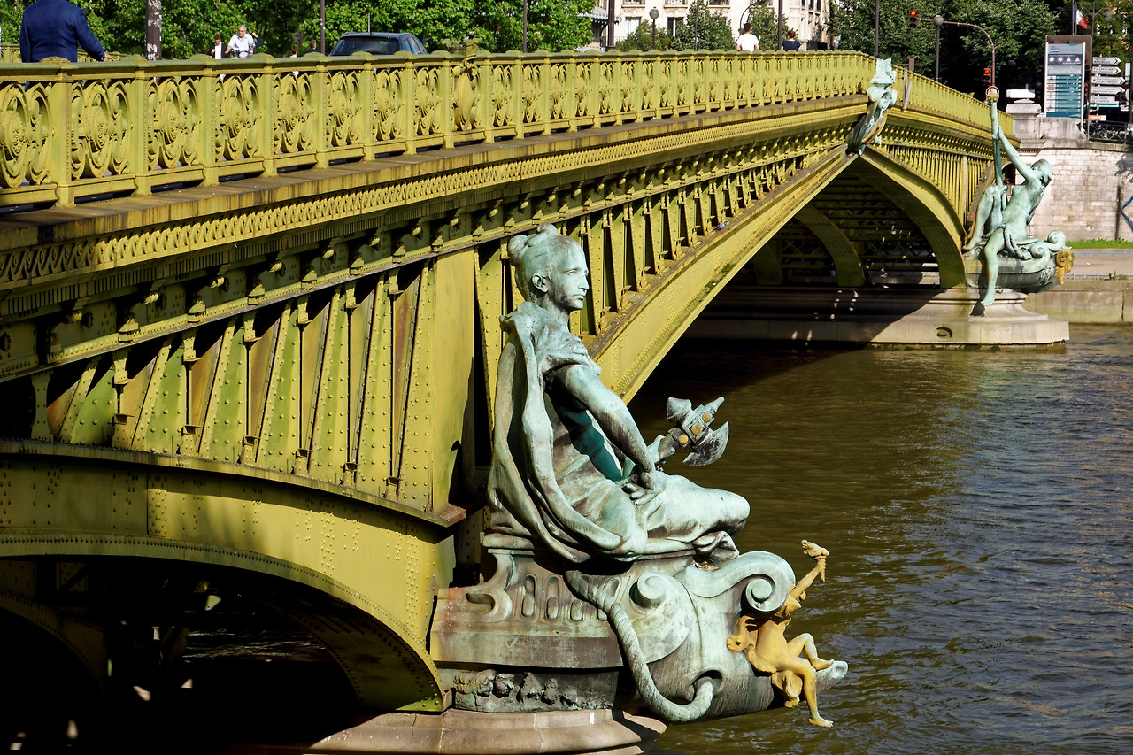 Paris_-_Pont_Mirabeau_(27288497624).jpg