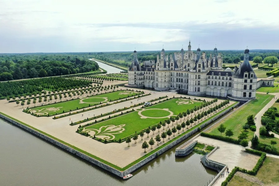 chateau-de-chambord-beautiful-outdoor-landscape-t2gq320cwlxire51.jpg