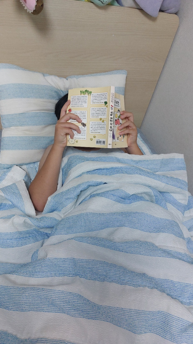 책 읽는 아들.jpg