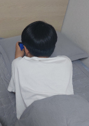 엎드려 게임하는 아들.jpg