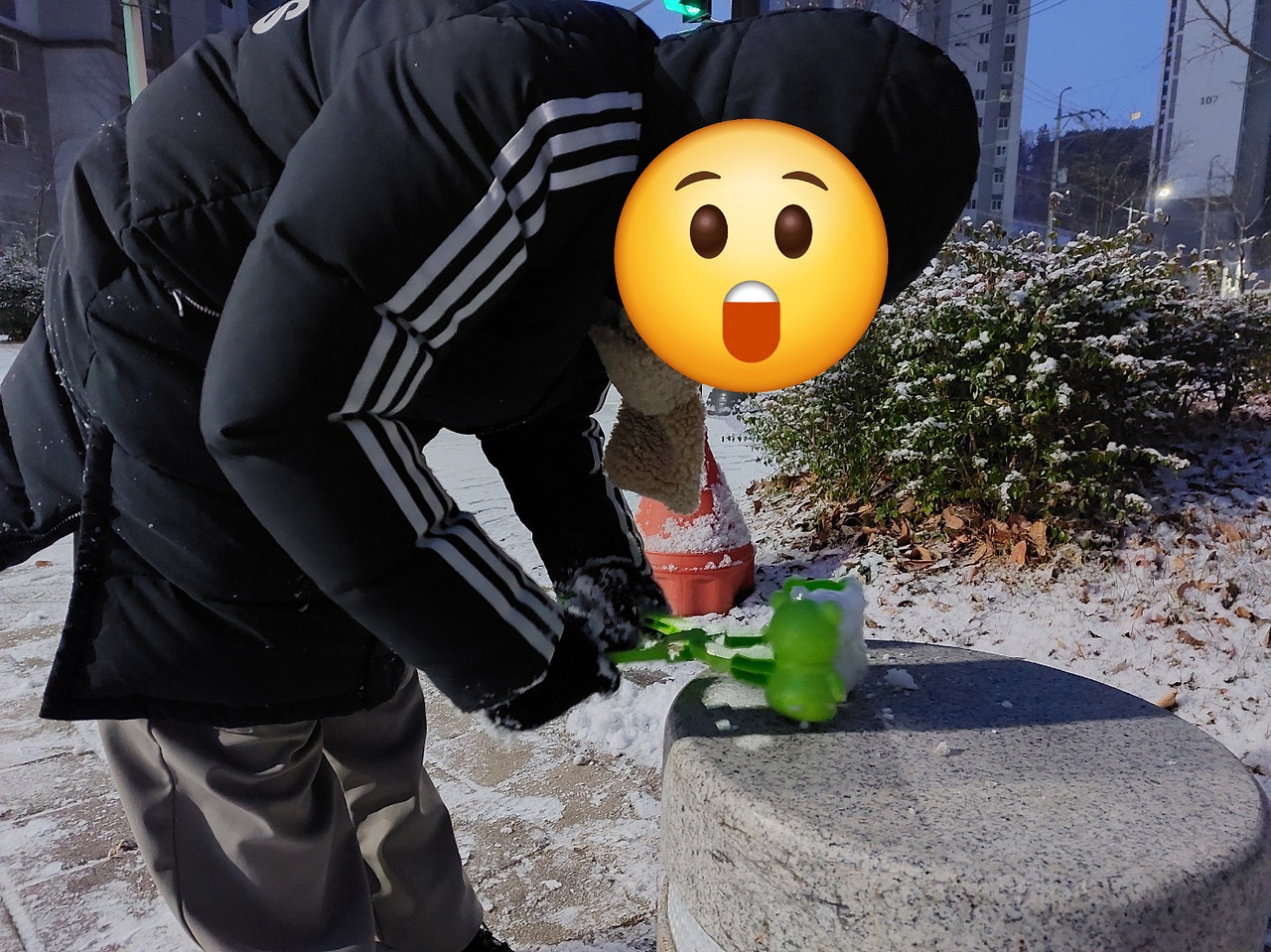 눈오리 만드는 아들.jpg