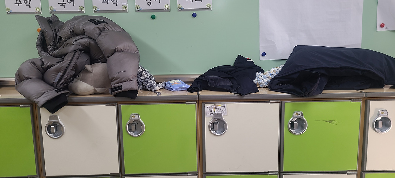 사물함 위 사진 2.jpg