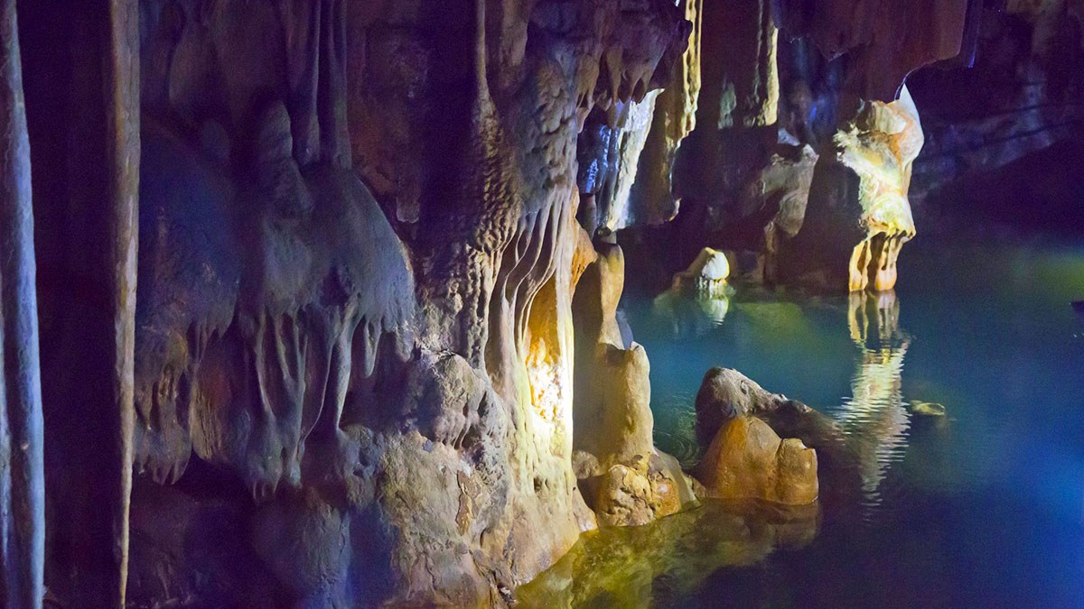 Uljin-Seongryu-Cave-1.jpg