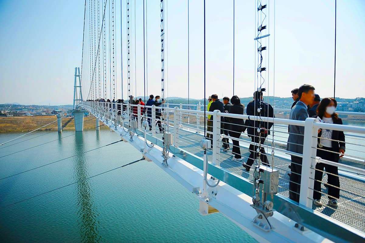 Yeoju-Swinging-Bridge-2.jpg