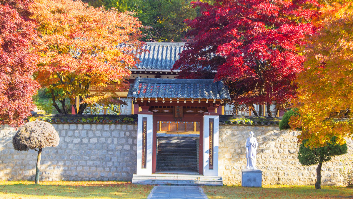Jecheon Baronseongji Building and Autumn Foliage3.jpg