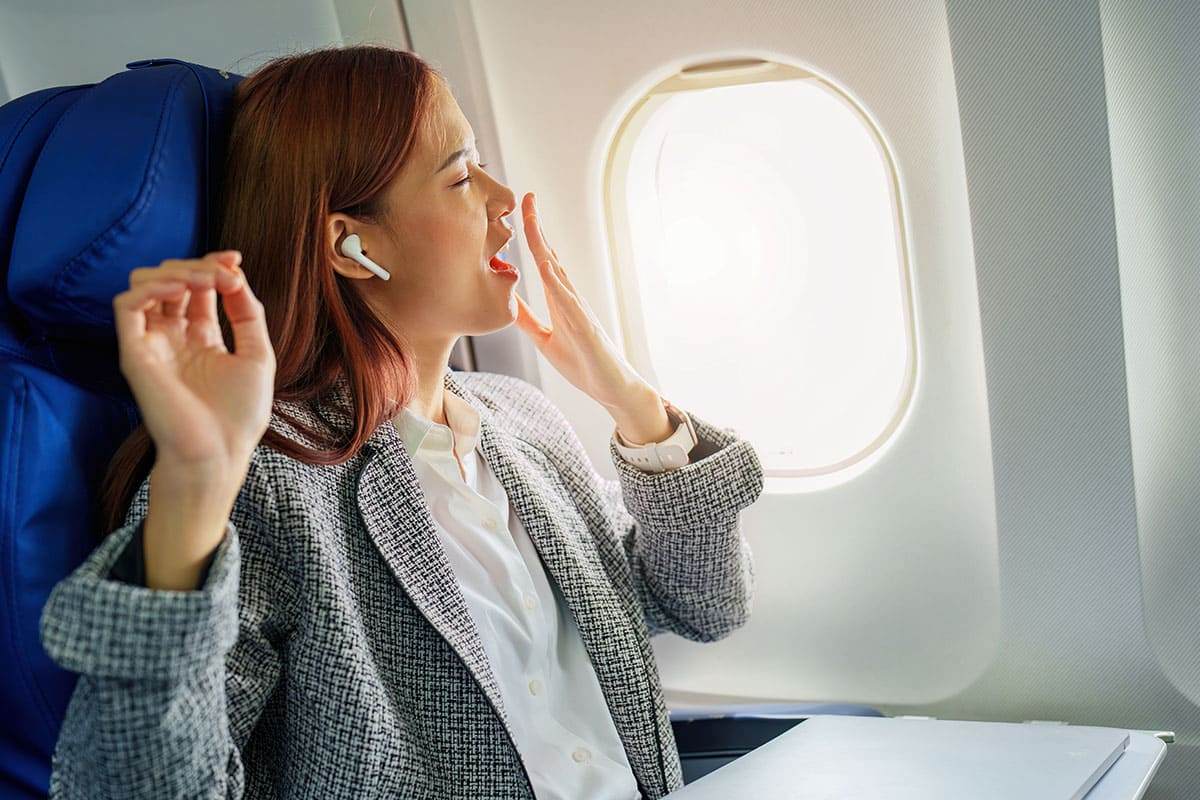 이어플러그 낀 여행객.jpg