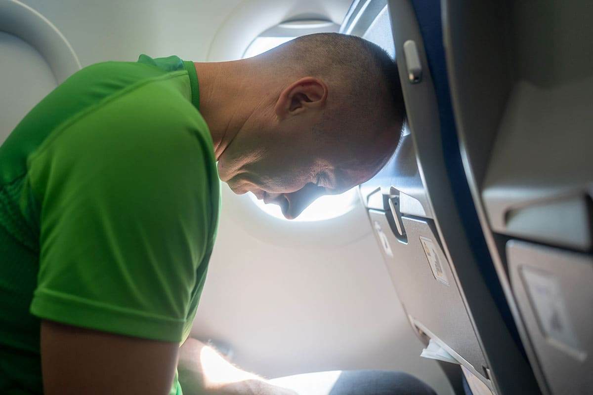 굽어자는 이코노미 승객.jpg