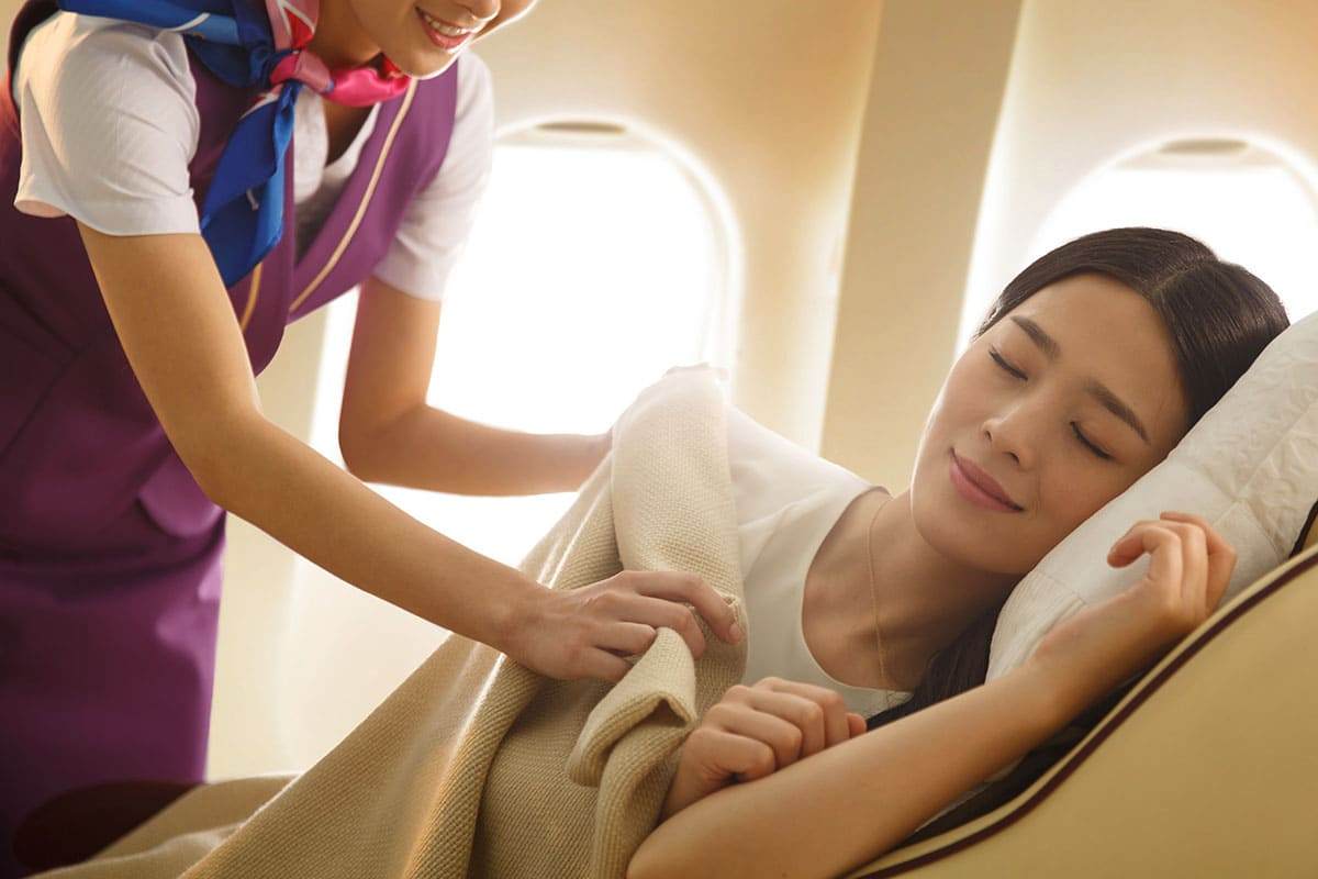 담요를 덮고 숙면취하는 여행객.jpg