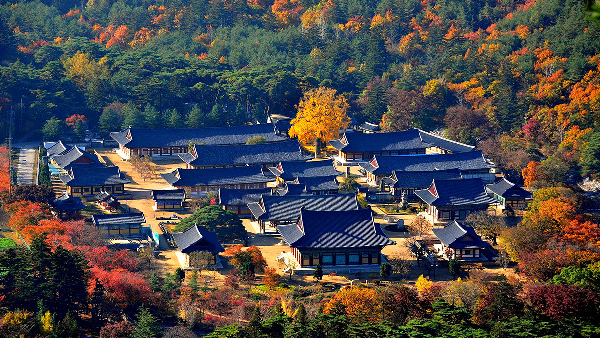 Autumn foliage at Unmunsa Temple in Cheongdo 1.jpg