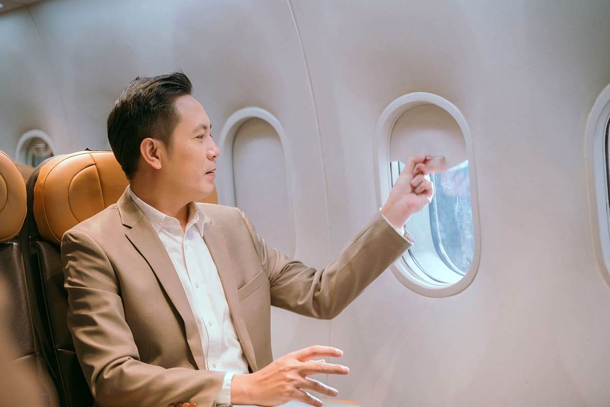 창문 안쪽에 앉은 승객.jpg