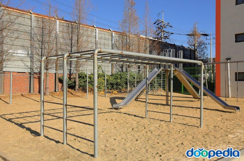 초등 운동장.jpg