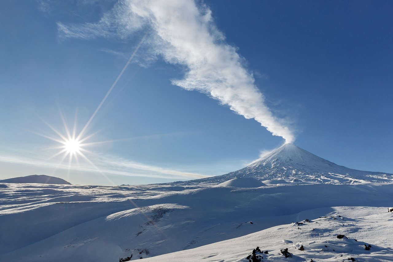 winter-view-of-eruption-active-klyuchevskoy-volcan-2023-11-27-04-58-28-utc.jpg