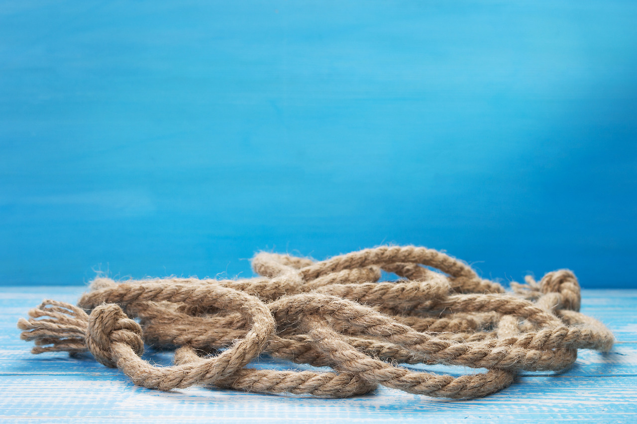 ship-rope-at-wooden-table-2023-11-27-05-20-57-utc.jpg