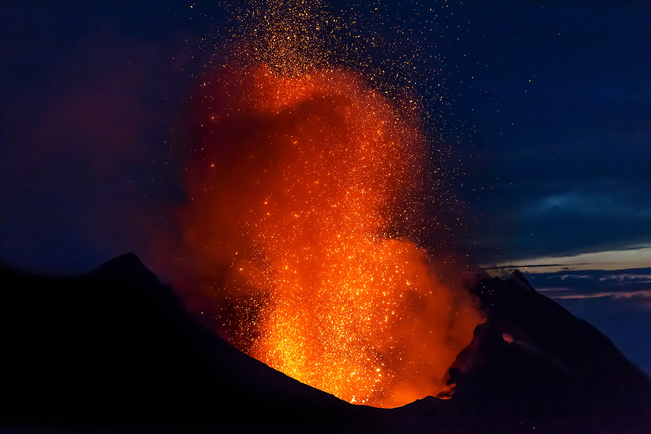 italy-aeolian-islands-stromboli-volcanic-erupti-2024-09-22-10-50-19-utc.jpg