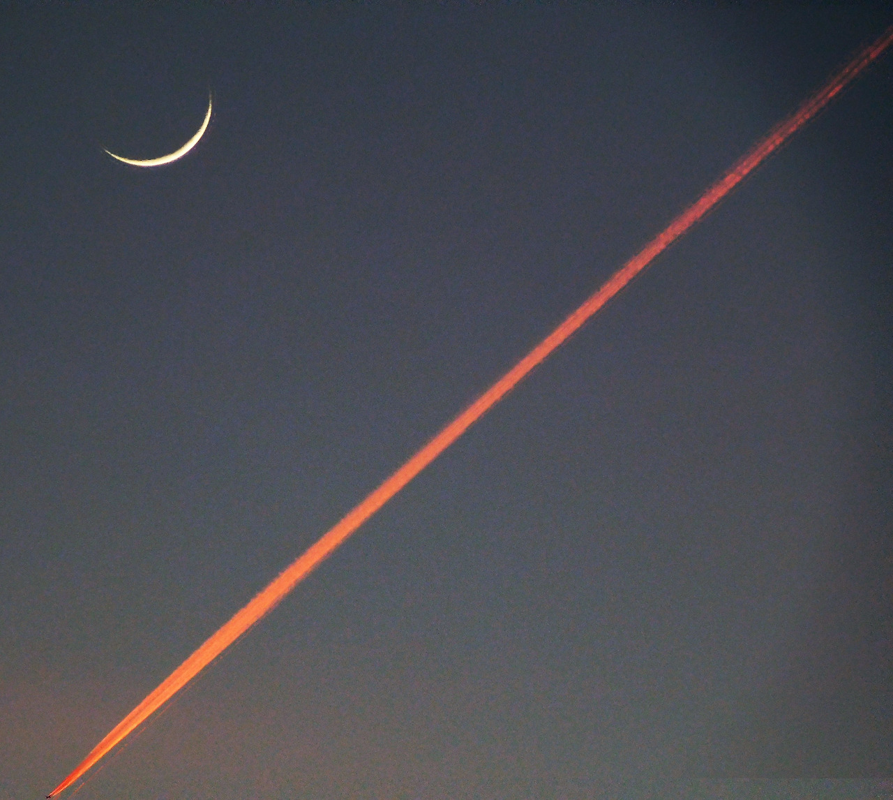 beautiful-night-sky-moon-and-jet-streak-2023-11-27-05-19-17-utc.jpg