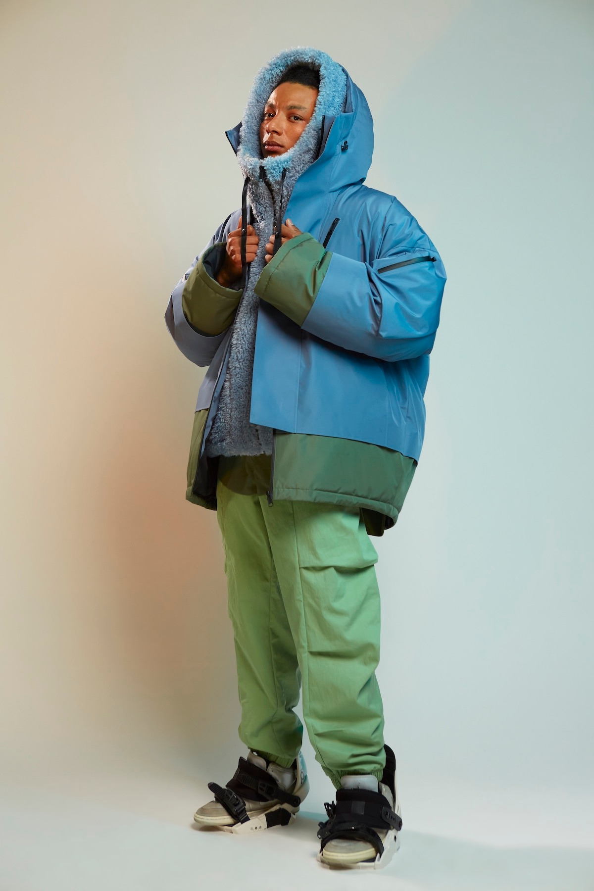 CYSNOBO-JACKET_82210205_Industry-BlueTECHTON-ZIP-HOODIE_82212103_Powder-BlueSPLICED-SPORTS-PANTS_82213822_Leaf-Green_1.jpg