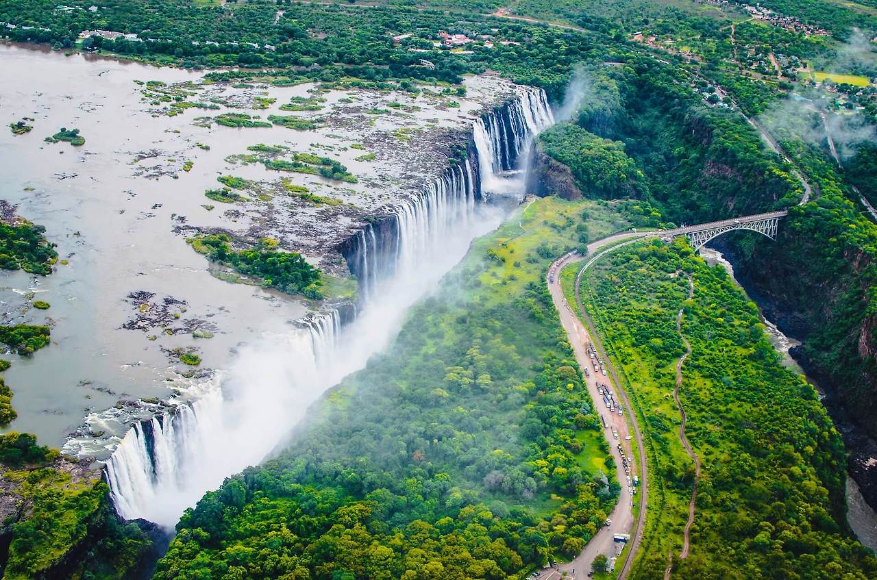 Victoria-Falls-in-Afrika.-shutterstock_1079759933.jpg