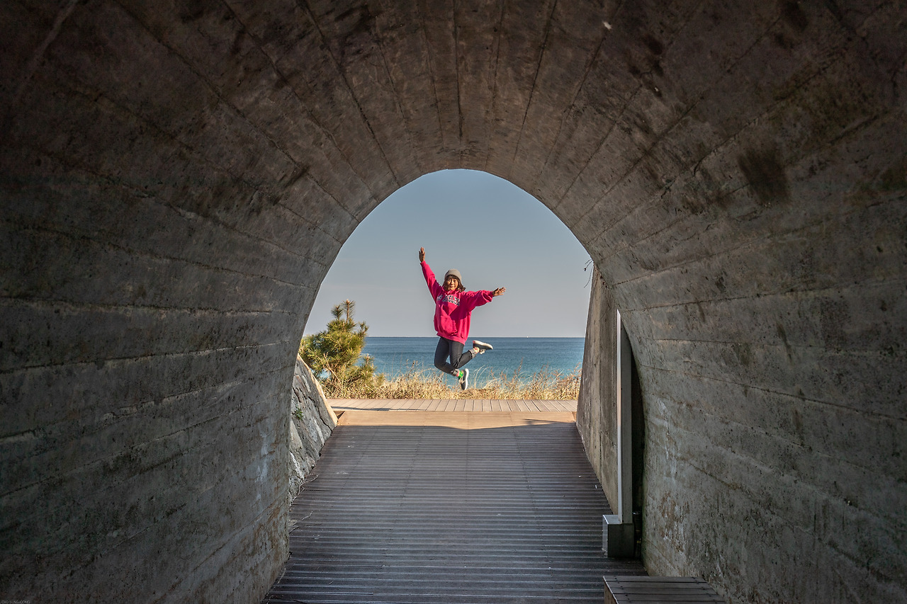 한섬해변에 있는 인기 포토존. 터널 안에서 찍는게 포인트.jpg