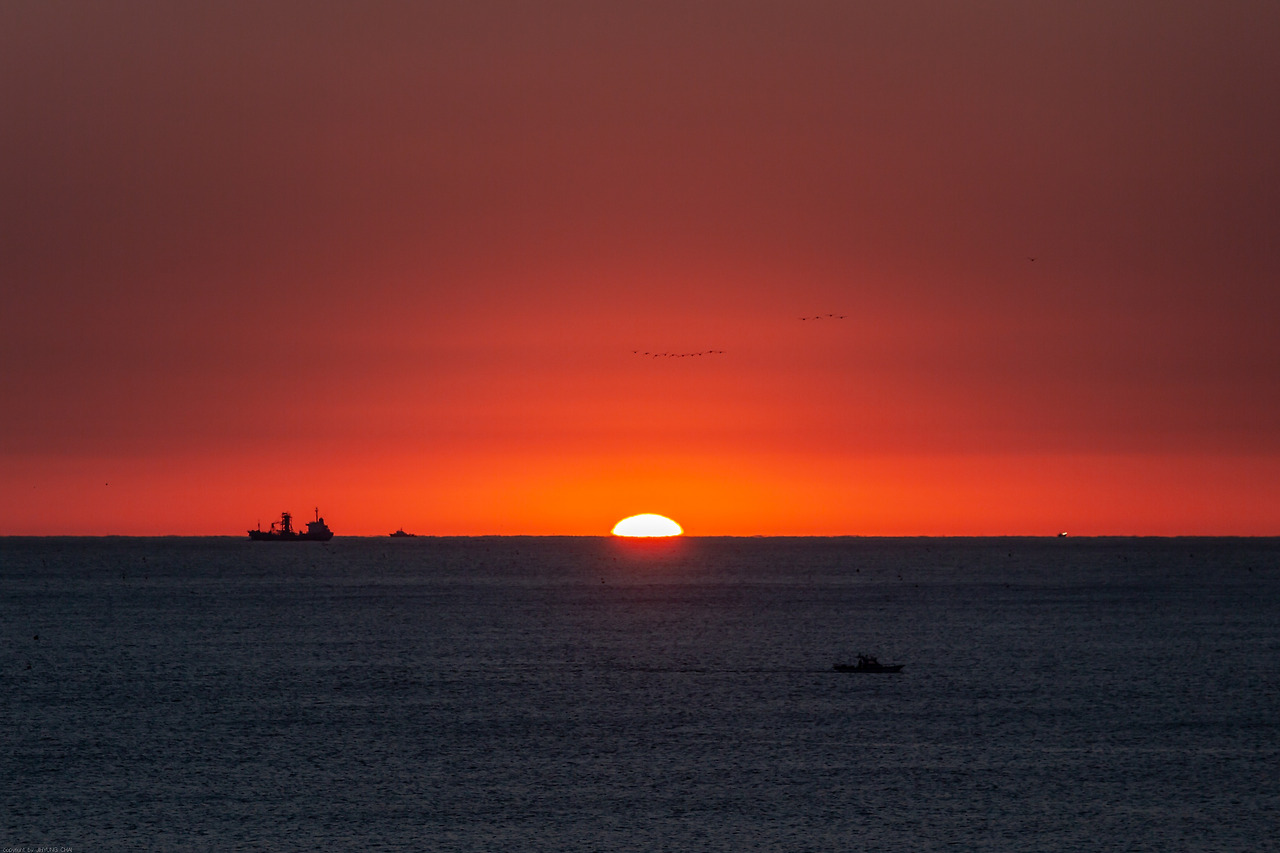 해가 살짝 얼굴을 내밀고 있다.jpg