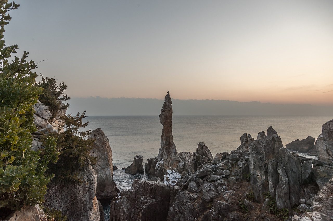 경이로움과 안타까움을 함께 안겨주는 추암 촛대바위.jpg