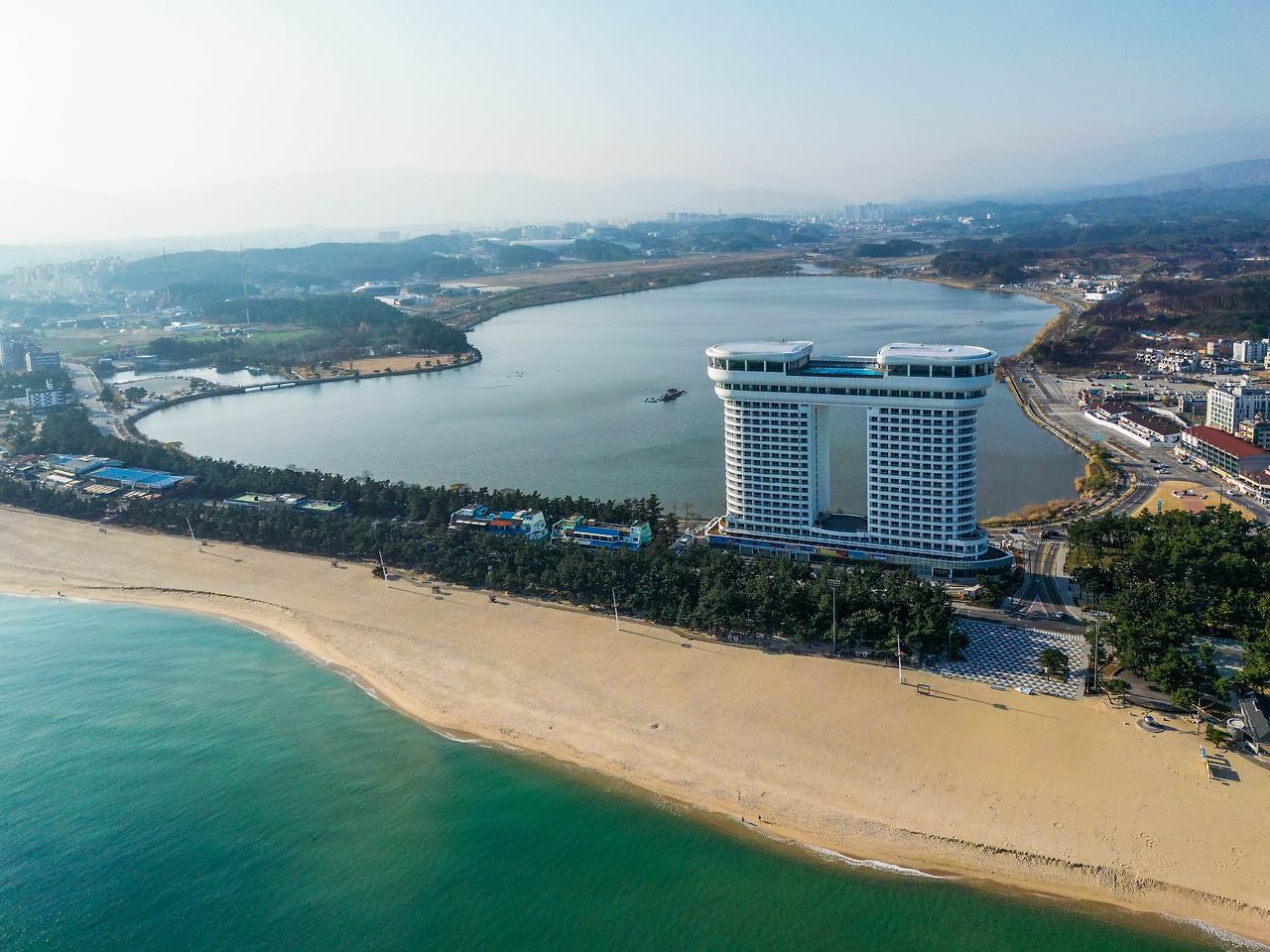 바다에서 본 경포호.jpg