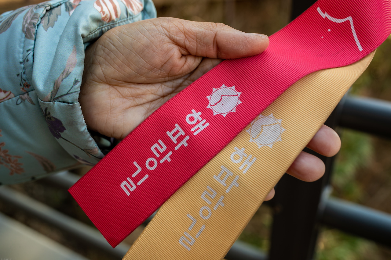 이 표시만 따라가면 길을 잃지 않는다.jpg