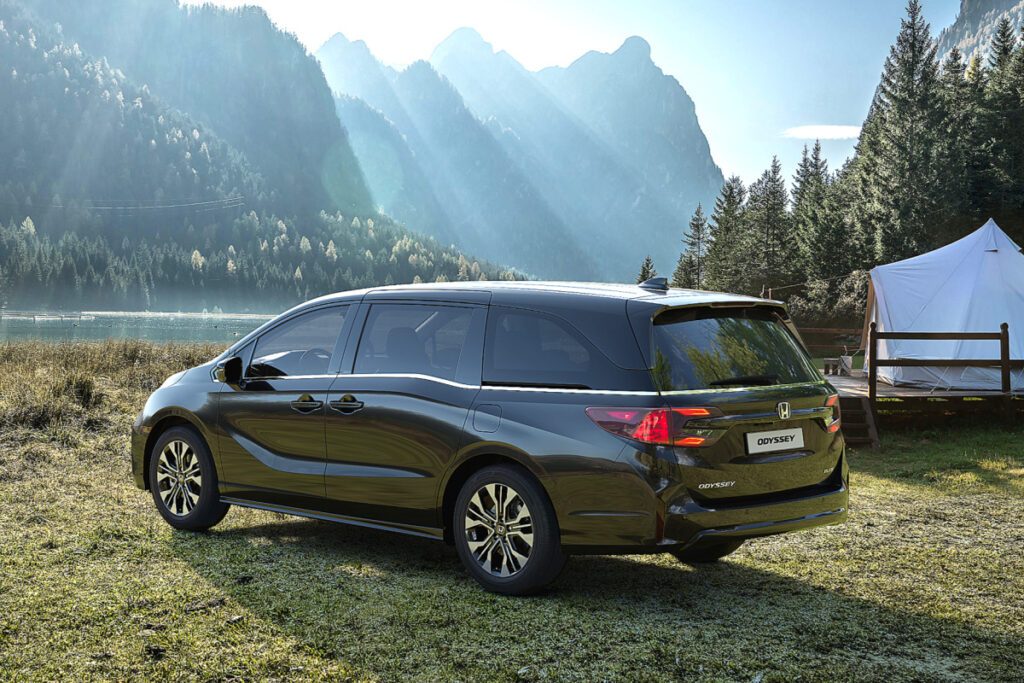 Honda-Odyssey-versus-Toyota-Sienna-2-1024x683.jpg