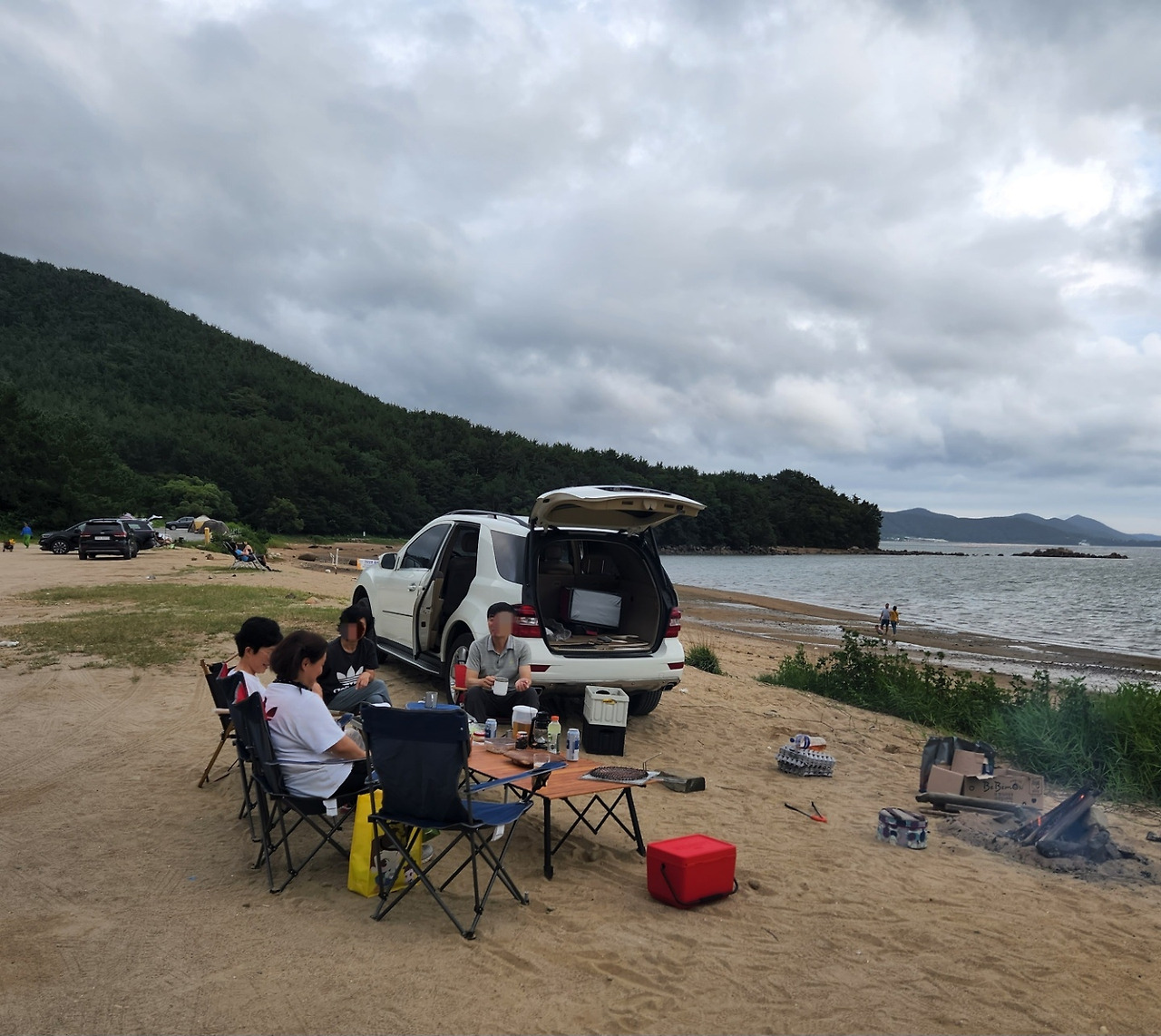 이웃과 해변에.jpg