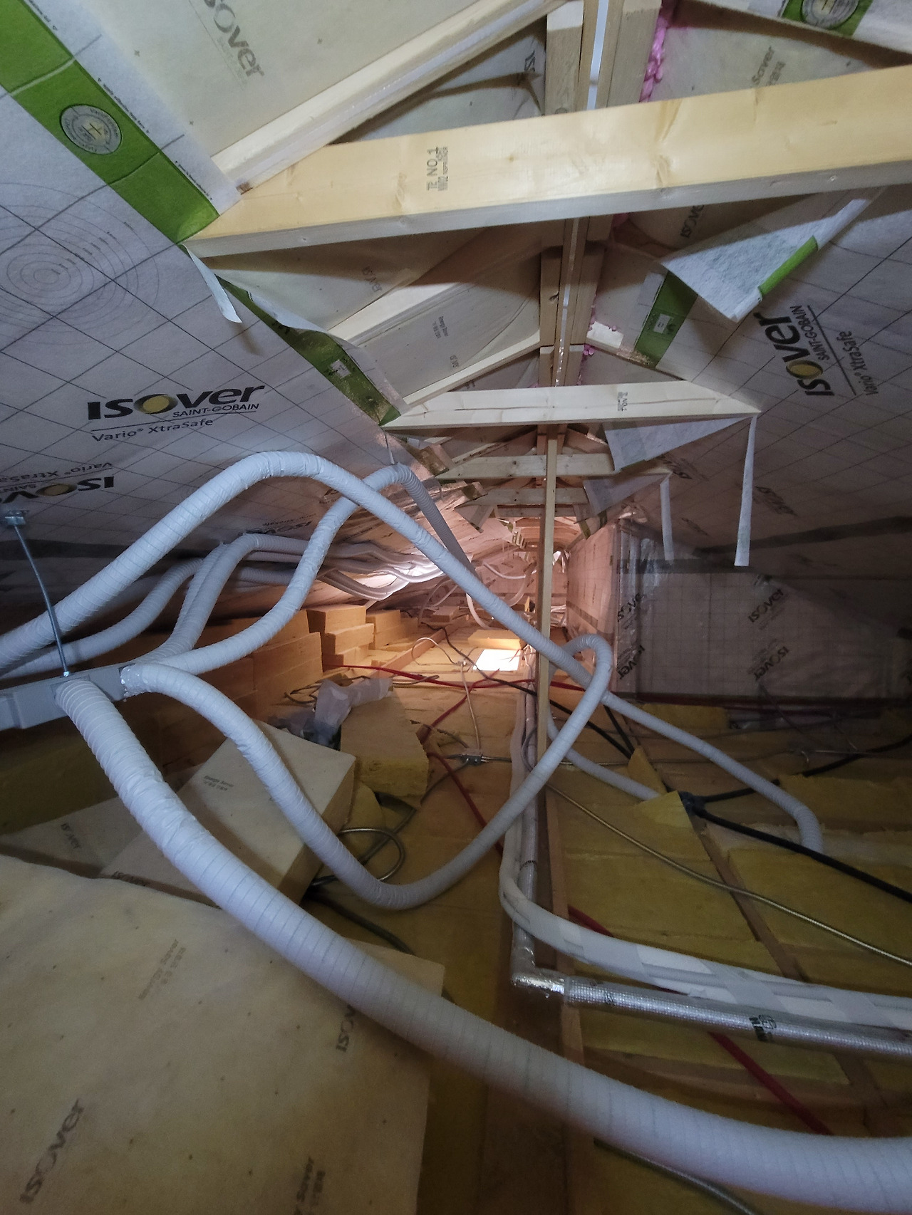 덕트 말고도 전선이 방해.jpg