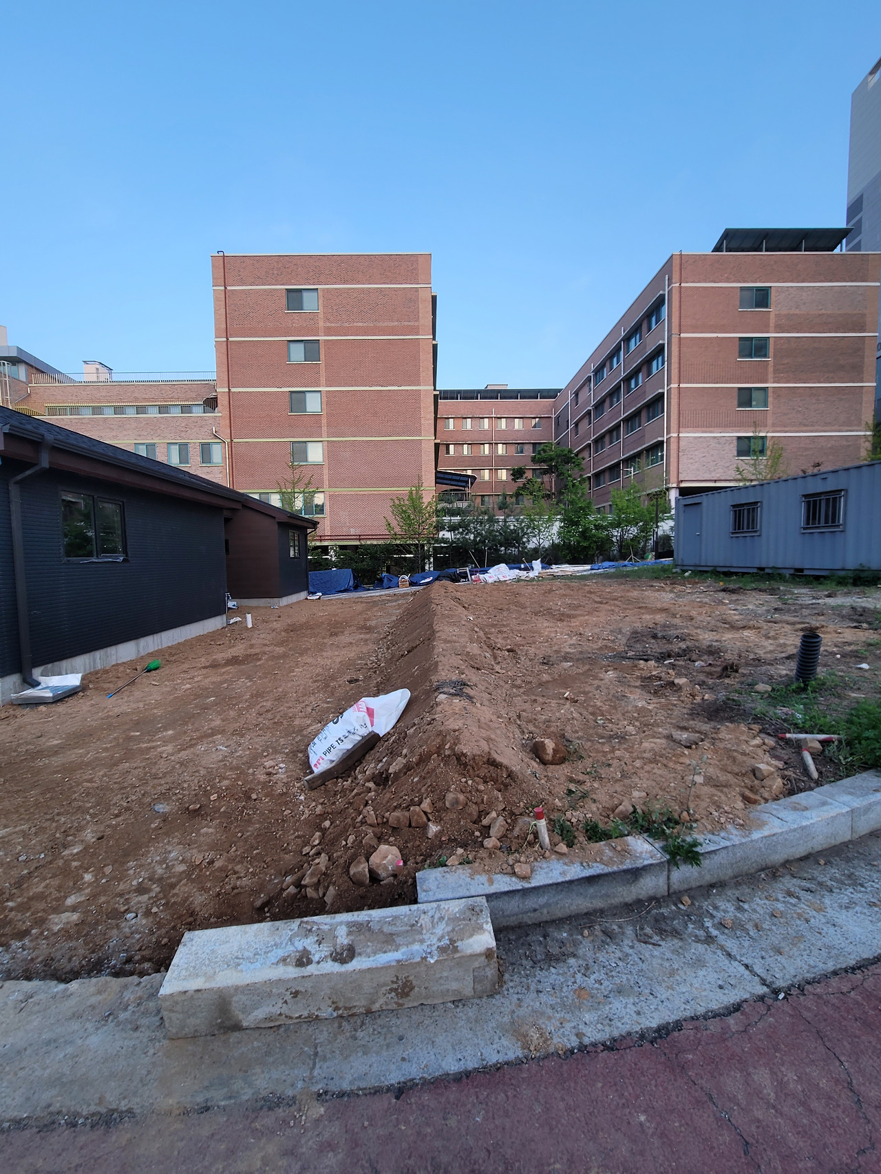 경계 안쪽 흙 둔턱.jpg