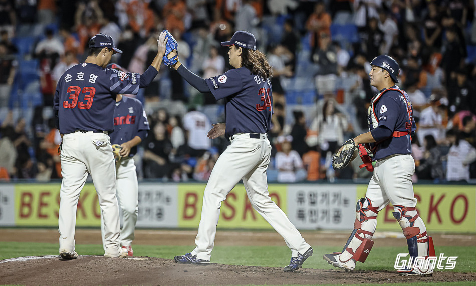 240923-한화전-42-승리의 하이파이브KCH22421.jpg