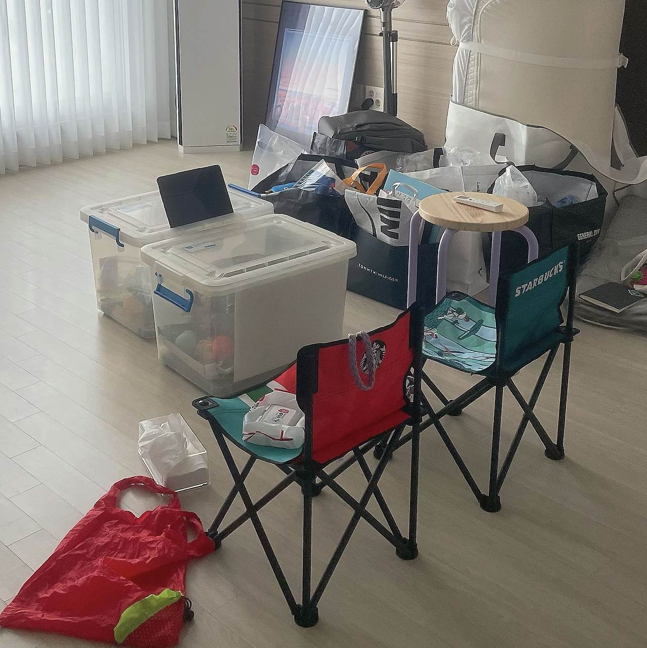 거실_스벅 캠핑의자.jpg