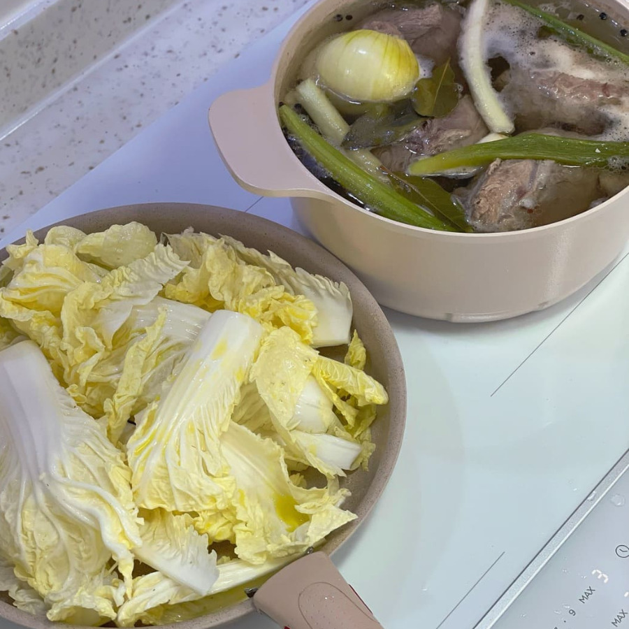 음식_알배추 샐러드:고기 요리중.jpg