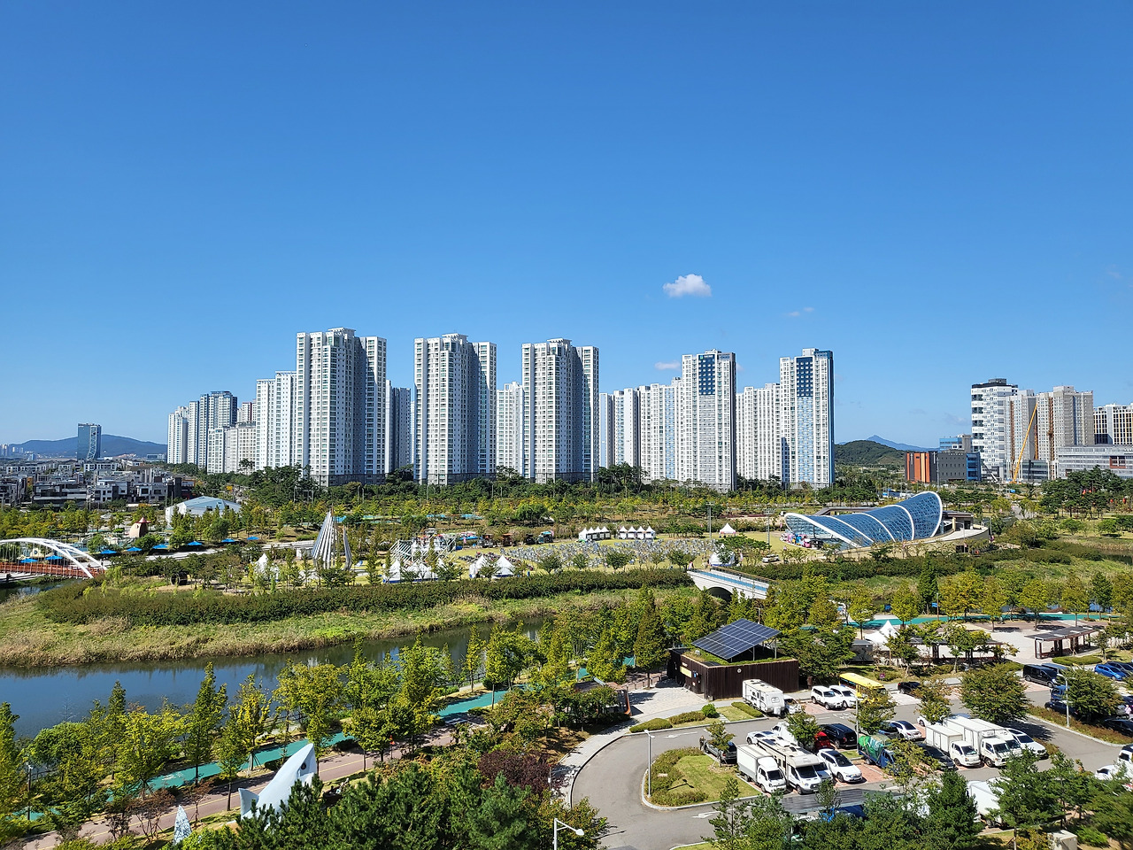 호수공원 거실뷰.jpg