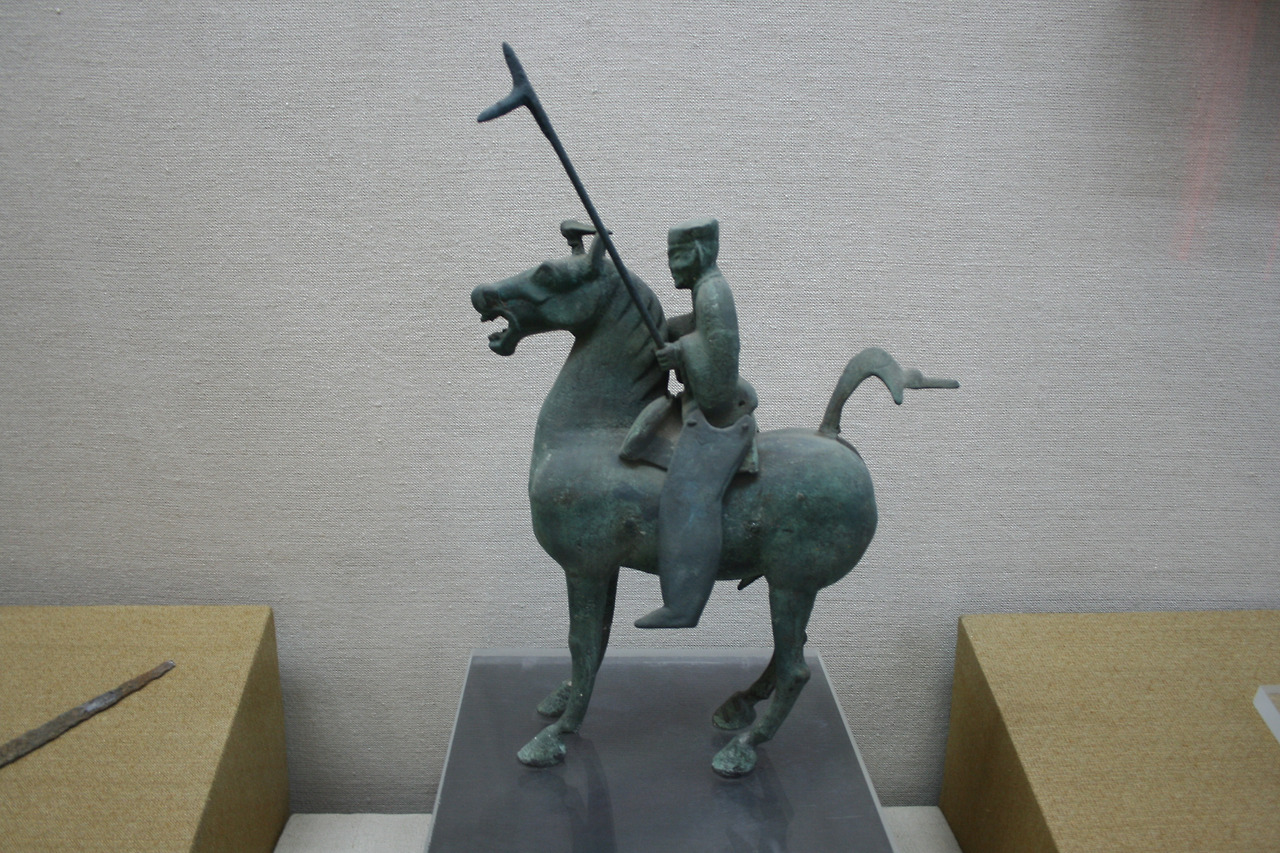 Han_bronze_cavalry_01.jpg