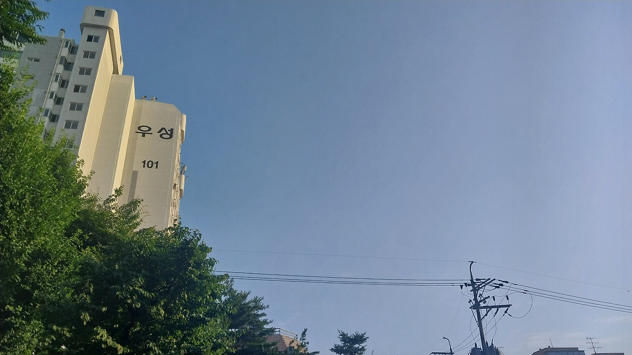 하늘 높은 아파트.jpg