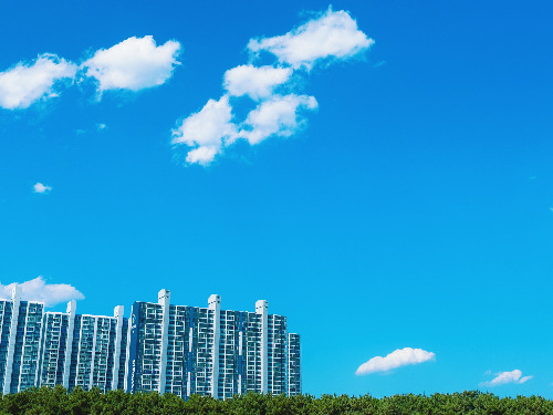푸른하늘구름아파트건물무료사진포토이미지.jpg