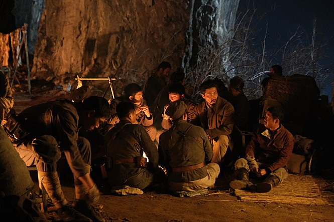 (4) 봉오동전투 스틸컷2.jpg