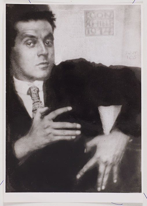 130 -  손가락포즈쉴레 1914.jpg