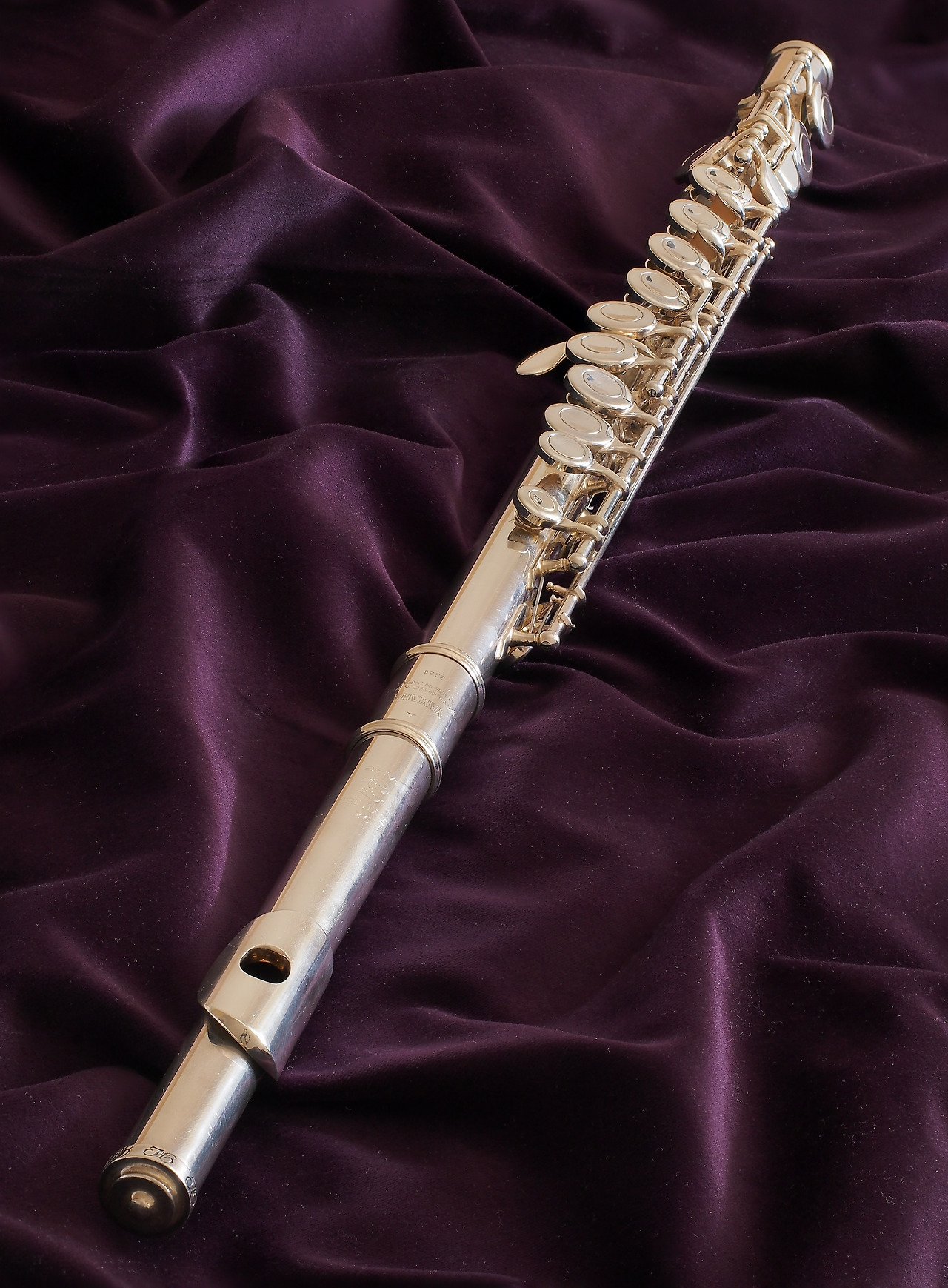 Western_concert_flute_(Yamaha).jpg