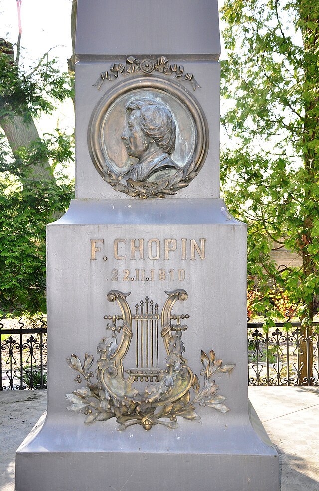 640px-Chopin_Obelisk_in_%C5%BBelazowa_Wola_%28detail%29.jpg