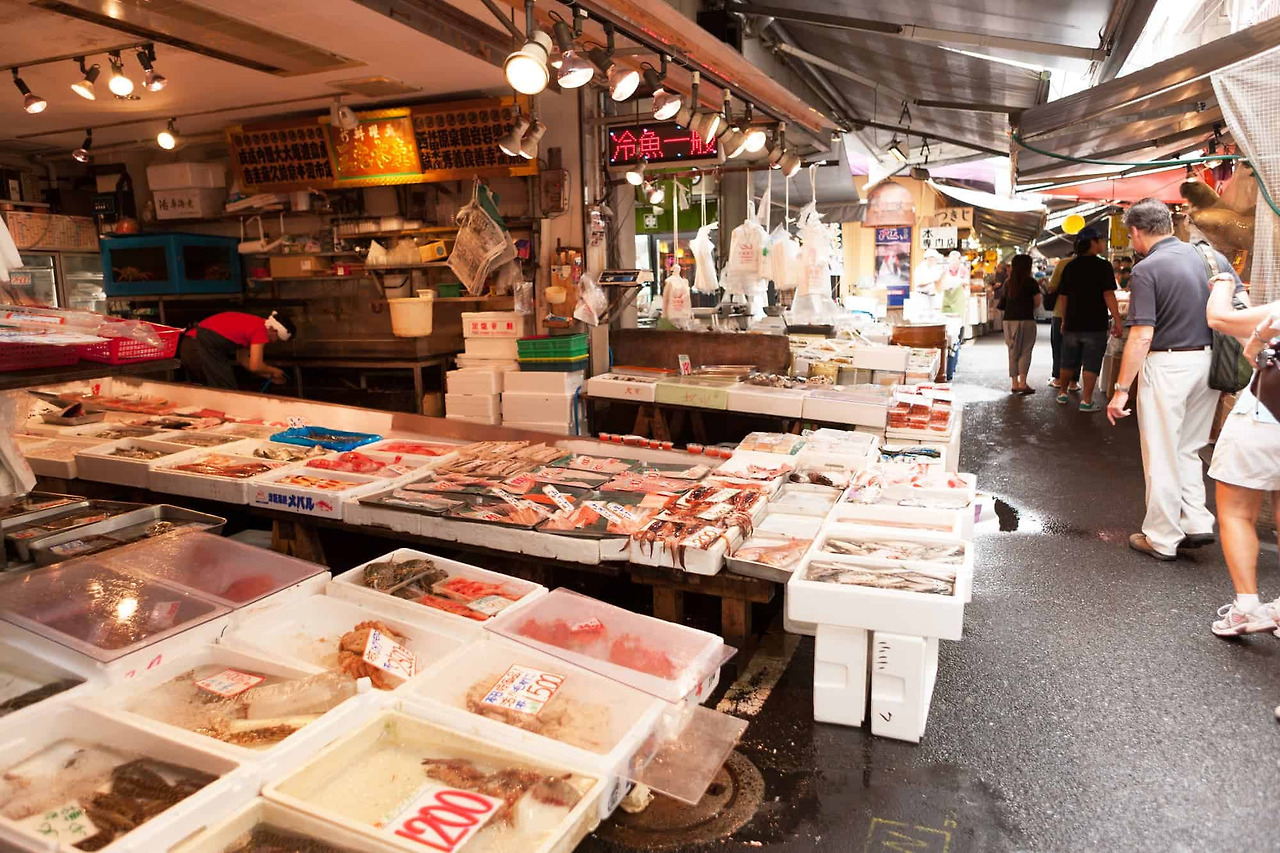 Tsukiji%20market.jpg