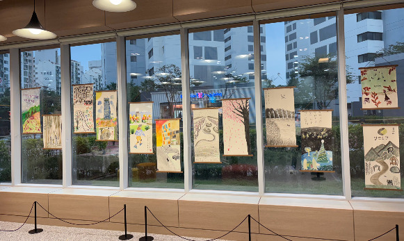 1층 로비 한평 미술관 창문.jpg