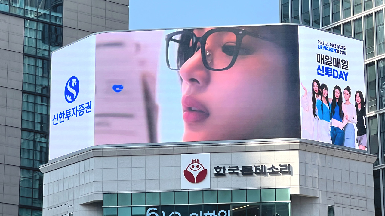 10월 강남역 옥외광고.jpg