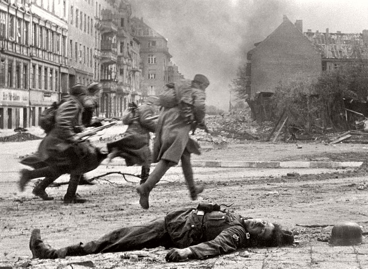 vintage-historic-photos-of-the-battle-of-berlin-1945-bw-01.jpg