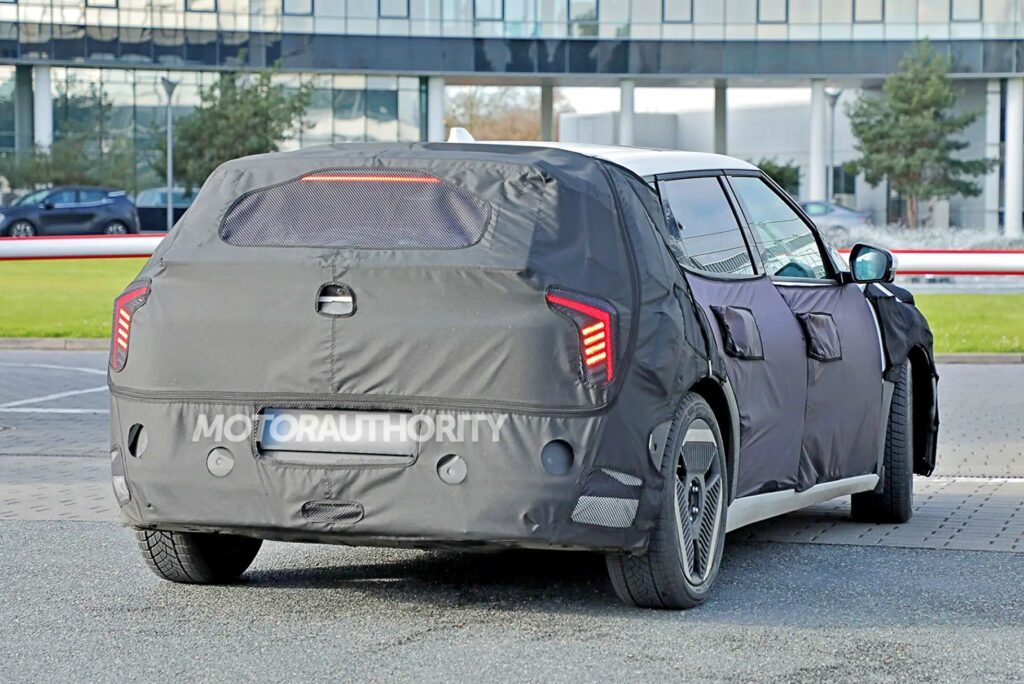 Kia-EV4-spy-shots-3_-1024x684.jpg