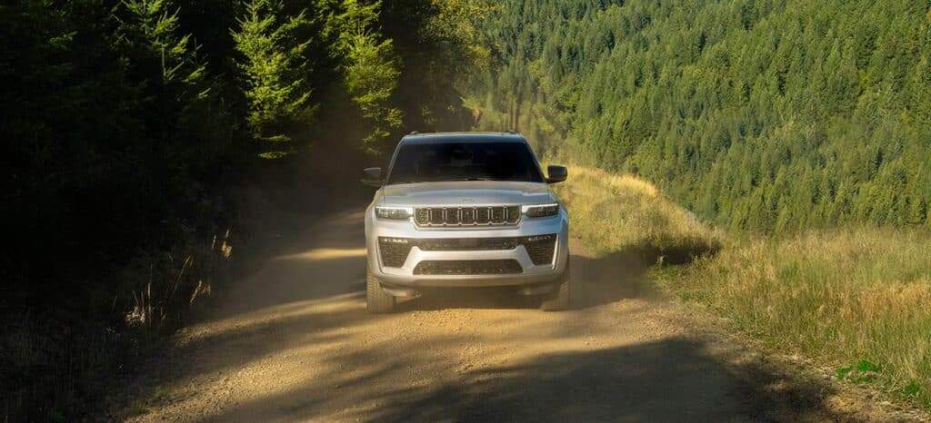 my26-grandcherokee-gallery-30-desktop.jpg.image_.2880-1024x466.jpg