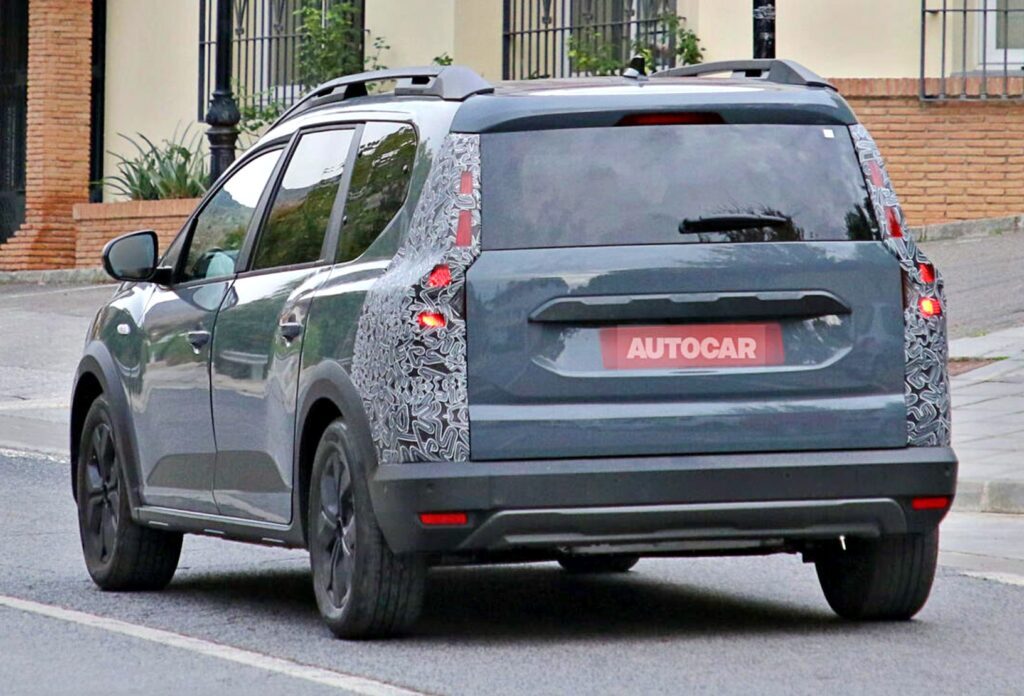 Dacia-Jogger-facelift-spy-shots-3_-1024x696.jpg