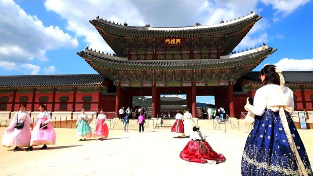 foreigners-fashion-at-gyeongbokgung-1-1024x576.jpg
