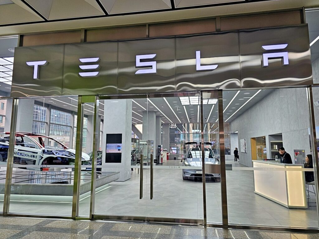 Tesla-Gangnam-Store_-1024x768.jpg